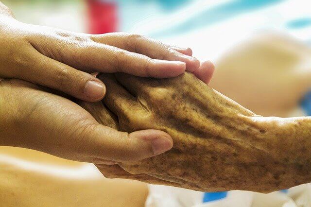 Cómo elegir cuidadores de personas mayores
