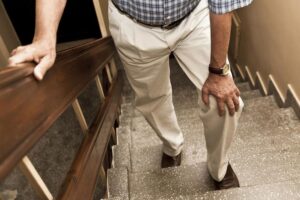 cómo subir a una persona mayor por las escaleras