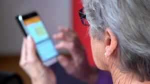 Brecha digital en personas mayores